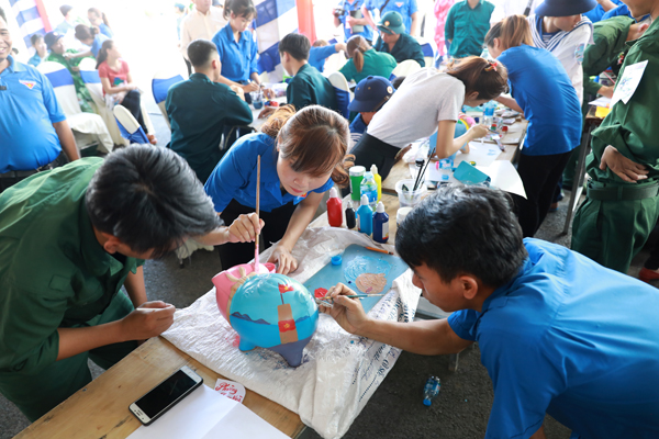 Các tân binh TP. Biên Hòa tham gia thi vẽ tranh