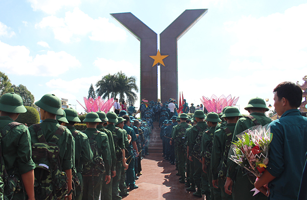 282 thanh niên trúng tuyển nghĩa vụ quân sự của huyện Xuân Lộc dâng hương tại đài tưởng niệm liệt sĩ huyện trước ngày lên đường nhập ngũ.