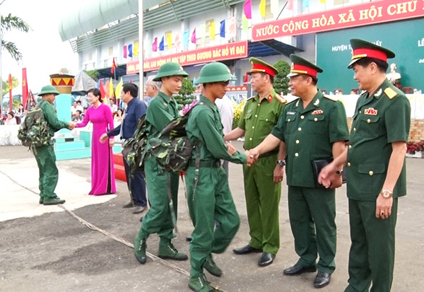 Lãnh đạo huyện Thống Nhất bắt tay, động viên các tân binh lên đường nhập ngũ