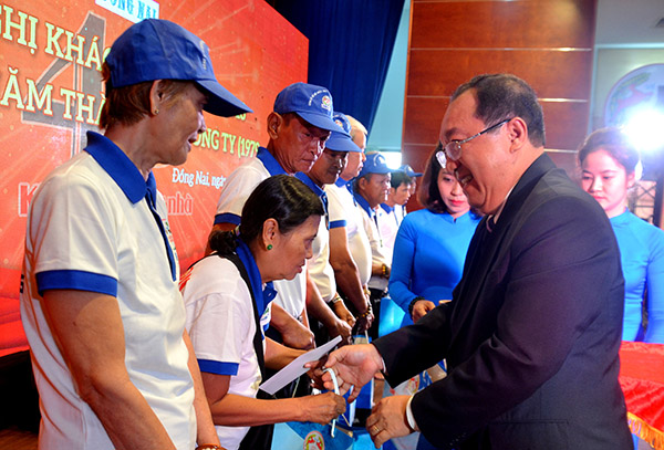 Lãnh đạo Công ty Xổ số kiến thiết Đồng Nai tặng kỷ niệm chương cho các đại lý đã gắn bó và có mức tiêu thụ vé số lớn