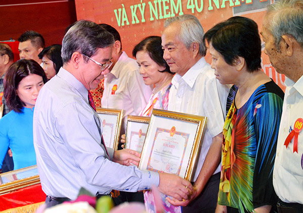 Phó chủ tịch UBND tỉnh Nguyễn Quốc Hùng trao tặng Bằng khen cho các đại lý vé số đã có thành tích tốt trong việc tiêu thụ vé số