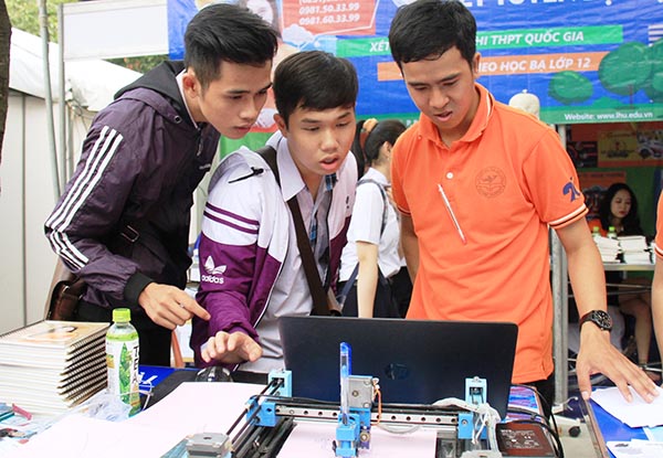 Học sinh các trường THPT tìm hiểu các ngành nghề đào tạo tại Trường đại học Lạc Hồng