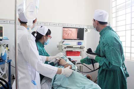 Các bác sĩ Bệnh viện đa khoa khu vực Long Khánh đang thực hiện nội soi gây mê cho bệnh nhân Ảnh: G.NHI