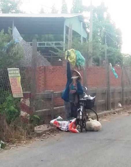 Vô tư xả rác xuống suối