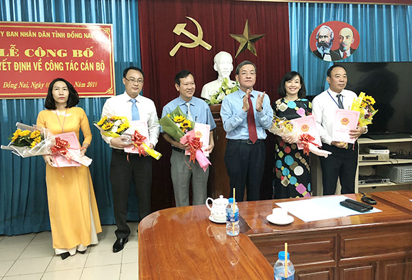 Đồng chí Đinh Quốc Thái trao các quyết định và tặng hoa cho các đồng chí được bổ nhiệm lại và bổ nhiệm mới.
