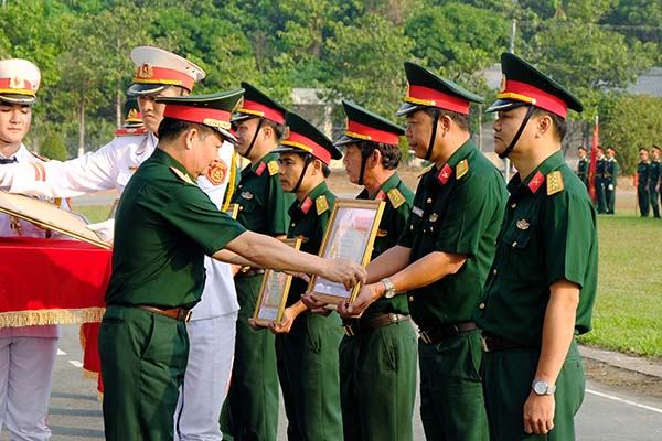 Trung tướng Trần Hoài Trung, Chính ủy Quân khu 7 tặng danh hiệu đơn vị vững mạnh toàn diện cho 18 tập thể thuộc Bộ Chỉ huy quân sự tỉnh. 