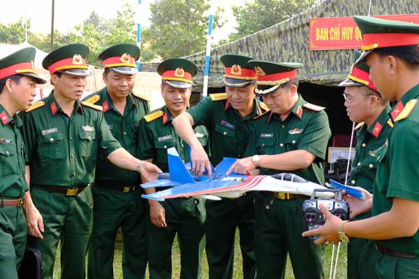 Trung tướng Trần Hoài Trung, Chính ủy Quân khu 7 (thứ 3 từ phải qua) và lãnh đạo Bộ Chỉ huy quân sự tỉnh tham quan các mô hình học cụ, vật chất huấn luyện của các địa phương, đơn vị.