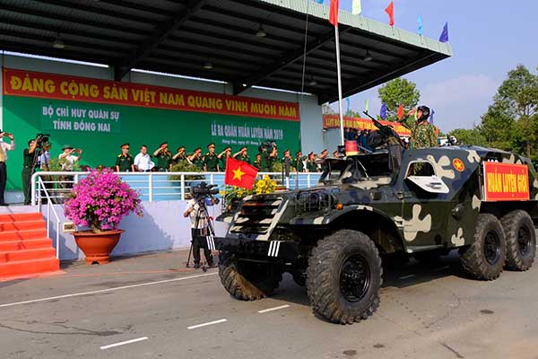 Xe thiết giáp của Bộ chỉ huy quân sự tỉnh duyệt đội ngũ tại Lễ ra quân huấn luyện năm 2019. 