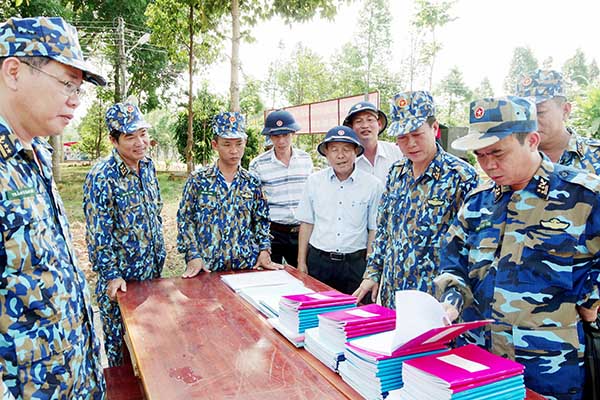 Lãnh đạo Vùng 2 Hải quân và Căn cứ 696 kiểm tra giáo án, bài giảng phục vụ huấn luyện năm 2019 của cán bộ Căn cứ 696. Ảnh: Đình Thảo.