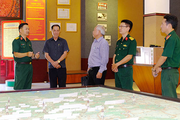 Cựu chiến binh Ban Liên lạc truyền thống Bộ đội Biên phòng tỉnh Đồng Nai tham quan nhà truyền thống Bộ Chỉ huy quân sự tỉnh