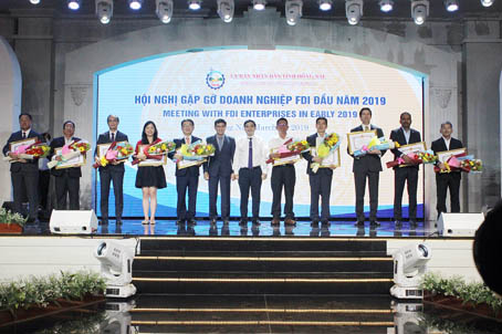 Phó chủ tịch UBND tỉnh Trần Văn Vĩnh và Giám đốc Sở Kế hoạch - đầu tư Hồ Văn Hà tặng bằng khen cho những doanh nghiệp FDI xuất sắc năm 2018.
