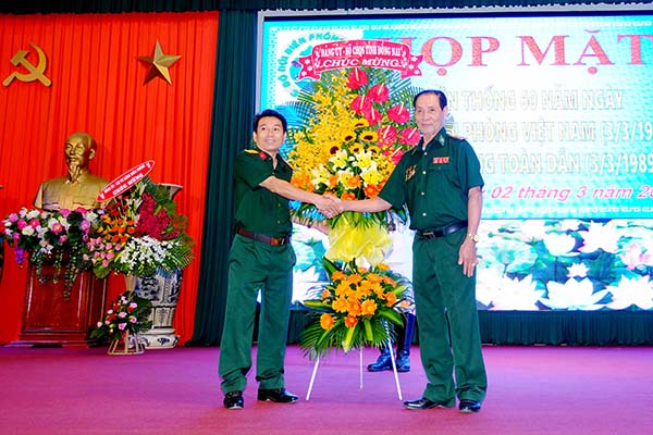 Bộ Chỉ huy quân sự tỉnh tặng hoa chúc mừng họp mặt của Ban liên lạc truyền thống Bộ đội biên phòng tỉnh