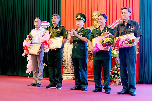 Các cựu chiến binh Bộ đội biên phòng Đồng Nai được Bộ Tư lệnh Bộ đội biên phòng tặng Kỷ niệm chương Vì chủ quyền an ninh biên giới.