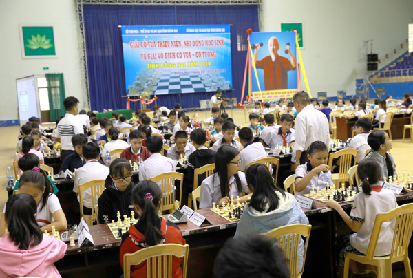 Quang cảnh các kỳ thủ nhí thi đấu tại giải cờ vua thiếu niên, nhi đồng học sinh tỉnh