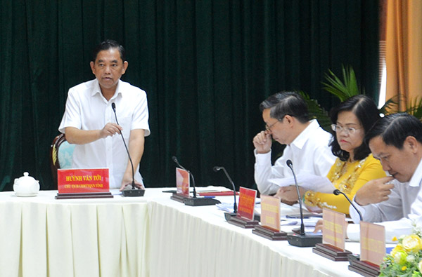 Ủy viên Ban TVTU, Chủ tịch Ủy ban MTTQ Việt Nam tỉnh Huỳnh Văn Tới phát biểu tại cuộc họp