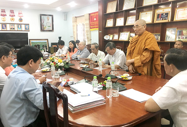 Hòa thượng Thích Giác Quang và Linh mục Trần Xuân Thảo, trao đổi tại cuộc họp.