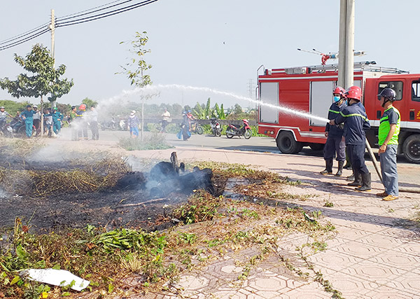 Lực lượng Cảnh sát phòng cháy, chữa cháy tiến hành dập một đám cháy cỏ tại xã Hiệp Hòa (TP.Biên Hòa) trưa 4-3. Ảnh: M.Thành