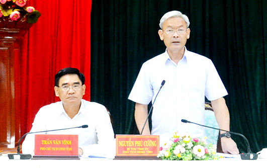 Ủy viên Trung ương Đảng, Bí thư Tỉnh ủy, Chủ tịch HĐND tỉnh Nguyễn Phú Cường chỉ đạo tại cuộc họp