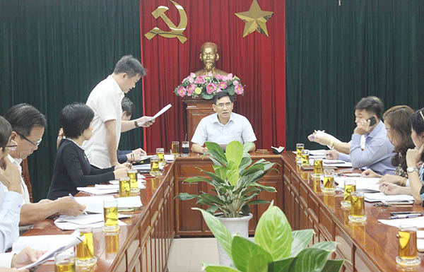 Phó chủ tịch UBND tỉnh Trần Văn Vĩnh chủ trì cuộc họp.