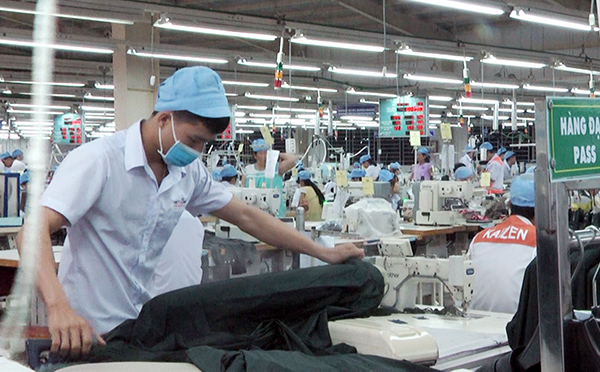 Hoạt động sản xuất tại Công ty TNHH đầu tư quốc tế Việt Đức ở Khu công nghiệp Xuân Lộc (huyện Xuân Lộc) Ảnh: Hải Đình