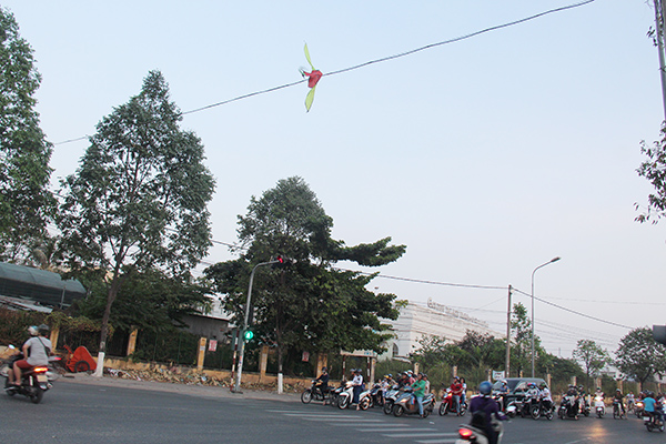 Một con diều bị mắc lại trên dây cáp điện ở đường Dương Tử Giang (TP.Biên Hòa)