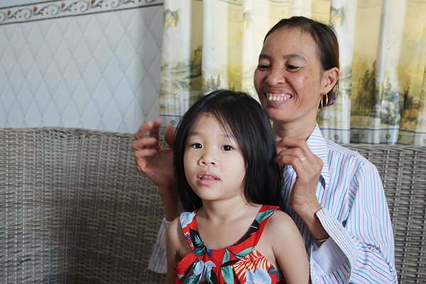 Vượt qua nhiều khó khăn, hiện tại được chăm sóc con cháu là niềm vui của bà Đinh Thị Hạnh (ngụ xã Đắc Lua, huyện Tân Phú)