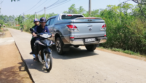 Xe máy và xe ô tô tránh nhau trên tuyến đường ấp 4, xã Sông Nhạn, huyện Cẩm Mỹ rất dễ xảy ra tai nạn