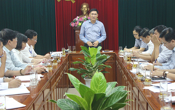 Phó chủ tịch UBND tỉnh Trần Văn Vĩnh chỉ đạo tại cuộc họp.