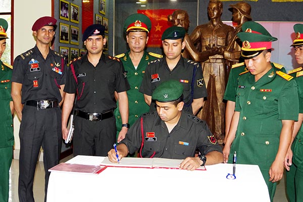 Đoàn sĩ quan trẻ Ấn Độ viết cảm nghĩ khi tham quan nhà truyền thống Sư đoàn 9.