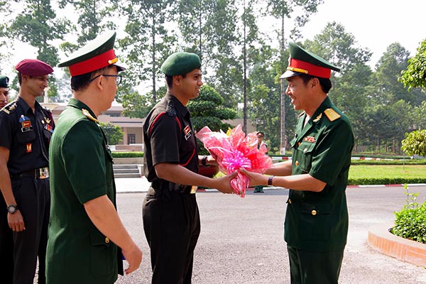 Đoàn sĩ quan trẻ Ấn Độ nhận hoa chào mừng từ lãnh đạo Sư đoàn 9. 