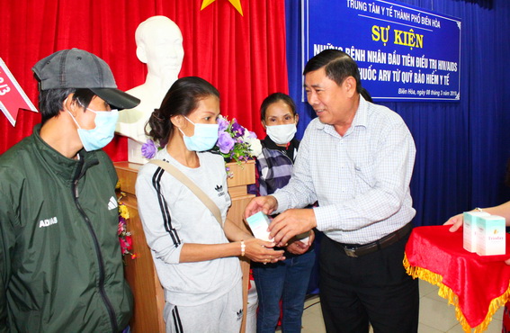 Phó giám đốc Sở Y tế Huỳnh Cao Hải trao thuốc ARV từ nguồn quỹ bảo hiểm y tế cho những bệnh nhân nhiễm HIV.AIDS tại sự kiện