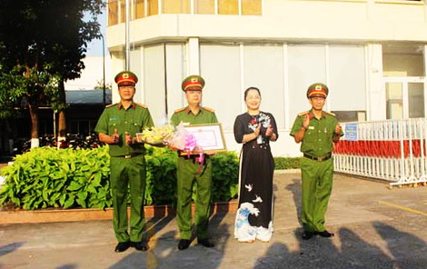 Đại diện lãnh đạo Đội Cảnh sát kinh tế Công an TP.Biên Hòa (thứ 2 từ trái qua) nhận bằng khen đột xuất của UBND tỉnh trong vụ phá đường dây “tín dụng đen” ở phường Trảng Dài