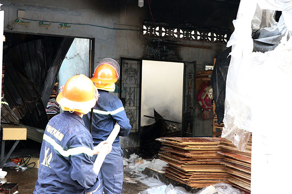 Cảnh sát phòng cháy, chữa cháy dập lửa vụ cháy xưởng sản xuất nệm mút. 