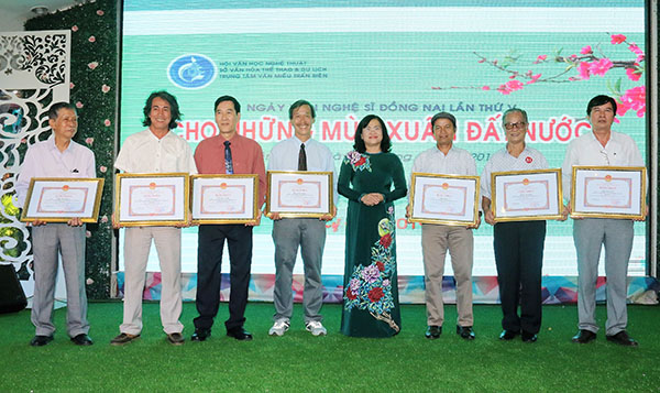 Phó chủ tịch UBND tỉnh Nguyễn Hòa Hiệp trao bằng khen của UBND tỉnh cho tập thể, cá nhân của Hội Văn học - nghệ thuật Đồng Nai có thành tích xuất sắc trong hoạt động Văn học nghệ thuật năm 2018