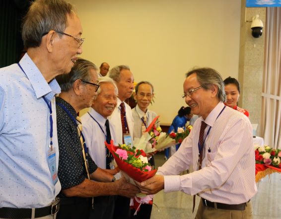 các hội viên trên 80 tuổi nhận hoa chục thọ của Hội Văn học nghệ thuật Đồng Nai tại Đại hội Hội Văn học nghệ thuật Đồng Nai lần thứ VI, nhiệm kỳ 2019-2024. (ảnh: Văn Truyên).