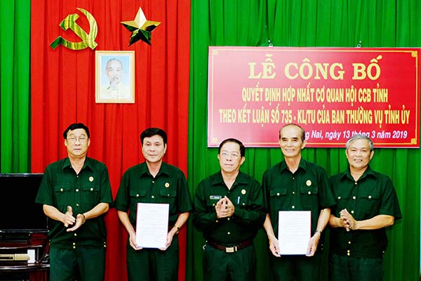 Chủ tịch Hội Cựu chiến binh tỉnh Dương Hòa Hiệp trao quyết định điều động cán bộ nhận nhiệm vụ mới sau hợp nhất.