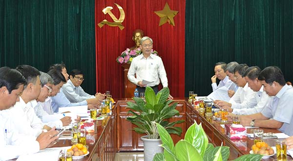  Đồng chí Bí thư Tỉnh ủy, Chủ tịch HĐND tỉnh Nguyễn Phú Cường phát biểu tại cuộc họp.
