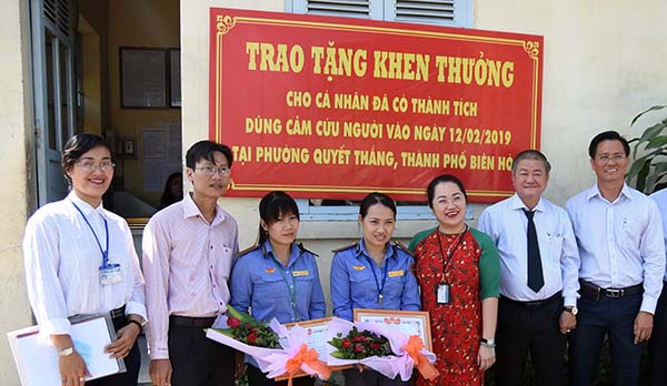 Chị Đỗ Thị Lan và Nguyễn Thị Minh nhận bằng khen của UBND tỉnh và giấy khen của UBND TP.Biên Hòa với thành tích dũng cảm cứu người.