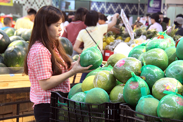 Khách hàng mua sắm tại siêu thị ở TP.Biên Hòa. Ảnh: H.QUÂN