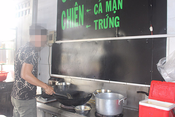 Anh Nguyễn Văn Quốc (ngụ xã Bình Minh, huyện Trảng Bom) với công việc chế biến món ăn phục vụ khách hằng ngày