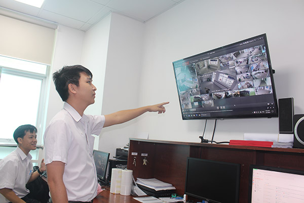 Nhân viên kỹ thuật Bệnh viện đa khoa Thống Nhất theo dõi tình hình an ninh trật tự của bệnh viện qua hệ thống camera an ninh