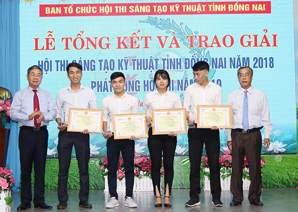 Phó chủ tịch UBND tỉnh Nguyễn Quốc Hùng và Chủ tịch Liên hiệp các hội Khoa học – kỹ thuật tỉnh Vy Văn Vũ khen thưởng các tác giả đạt giải nhì.