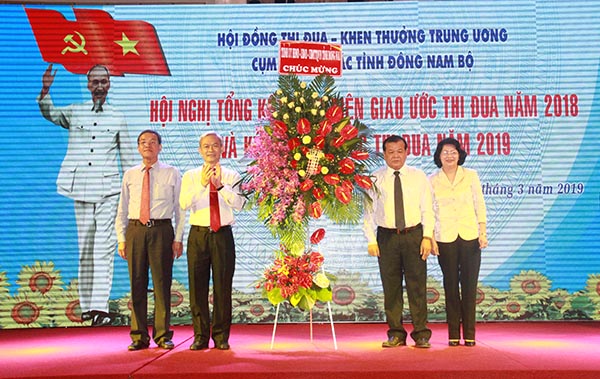 Phó Chủ tịch nước Đặng Thị Ngọc Thịnh tặng lẵng hoa cho Cụm thi đua các tỉnh niềm Đông Nam bộ.