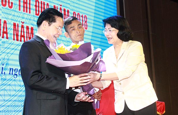 Phó Chủ tịch nước Đặng Thị Ngọc Thịnh tặng hoa cho ông Đoàn Văn Kiểm, Chủ tịch HĐQT Công ty cổ phần đầu tư kinh doanh Golf Long Thành, một trong những điển hình tiêu biểu về phát triển kinh tế và công tác xã hội.