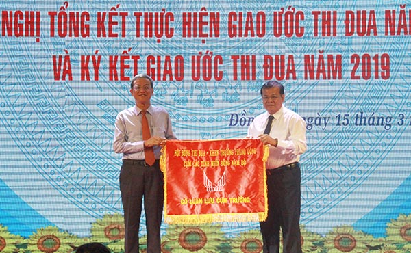 Chủ tịch UBND tỉnh Đinh Quốc Thái chuyển giao chức cụm trưởng cụm thi đua các tỉnh Đông Nam bộ năm 2019 cho tỉnh Tây Ninh.