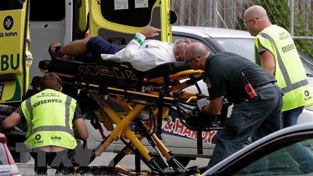 Chuyển nạn nhân bị thương tại hiện trường vụ nổ súng ở Christchurch, New Zealand, ngày 15-3-2019. (Ảnh: Reuters/ TTXVN)
