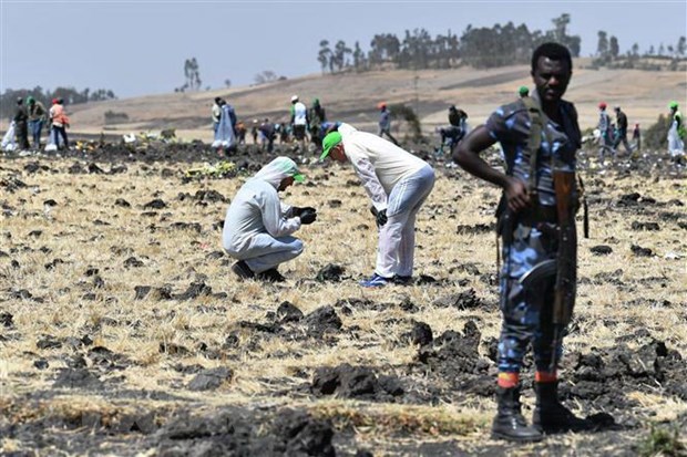  Hiện trường vụ tai nạn máy bay của hãng hàng không Ethiopian Airlines tại làng Hama Quntushele, khu vực Oromia, Ethiopia, ngày 13-3-2019. (Ảnh: AFP/TTXVN)