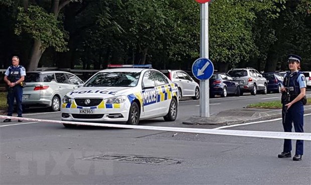 Cảnh sát New Zealand phong tỏa khu vực gần một nhà thờ Hồi giáo ở Christchurch sau vụ xả súng ngày 15-3-2019. (Ảnh: AFP/TTXVN)
