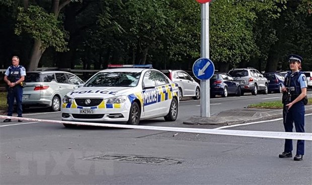 Cảnh sát phong tỏa khu vực xung quanh hiện trường vụ xả súng tại đền thờ ở Christchurch ngày 15-3-2019. (Nguồn: AFP/ TTXVN)