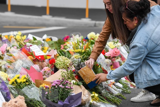 Đặt hoa tưởng niệm các nạn nhân vụ xả súng ở Christchurch, New Zealand, ngày 16-3. (Nguồn: THX/TTXVN)